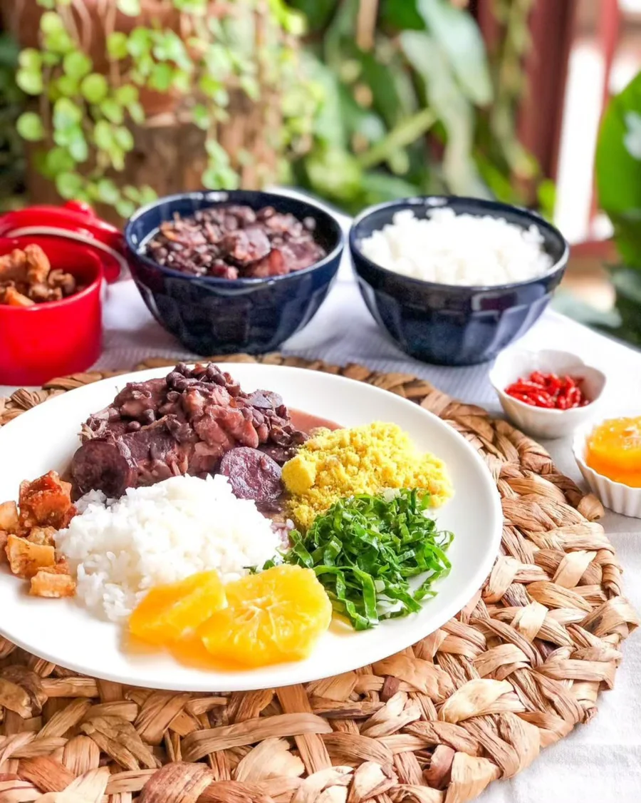 Mesa com feijoada e acompanhamentos