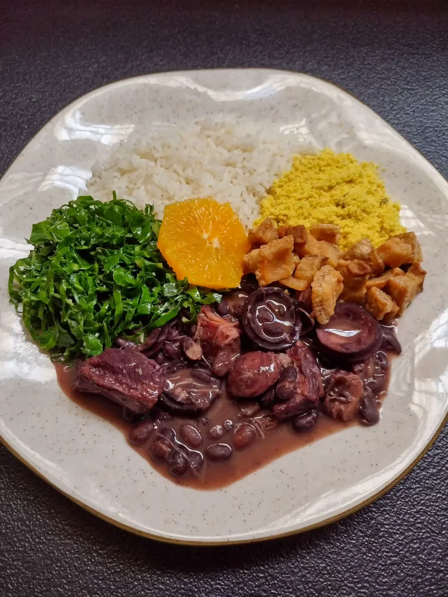 Prato de feijoada servido